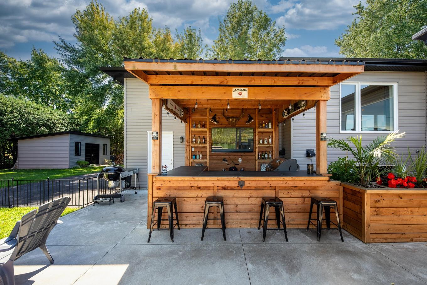 Bar - 29 Rue Tessier, Saint-Jean-Sur-Richelieu, QC - Outdoor