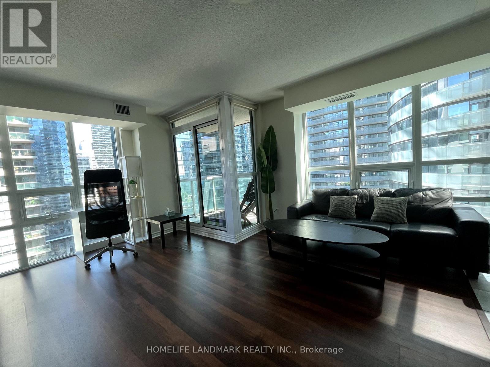 1706 - 19 Grand Trunk Crescent, Toronto, ON - Indoor Photo Showing Living Room