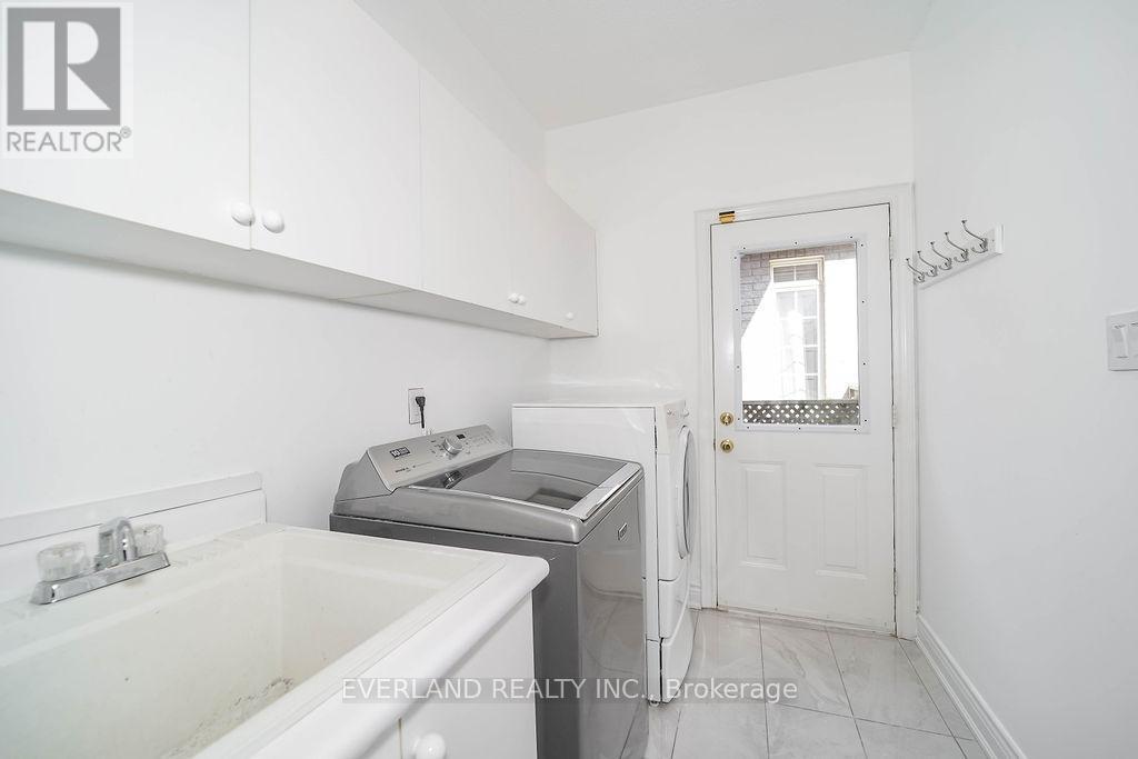 618 Foxcroft Boulevard, Newmarket, ON - Indoor Photo Showing Laundry Room
