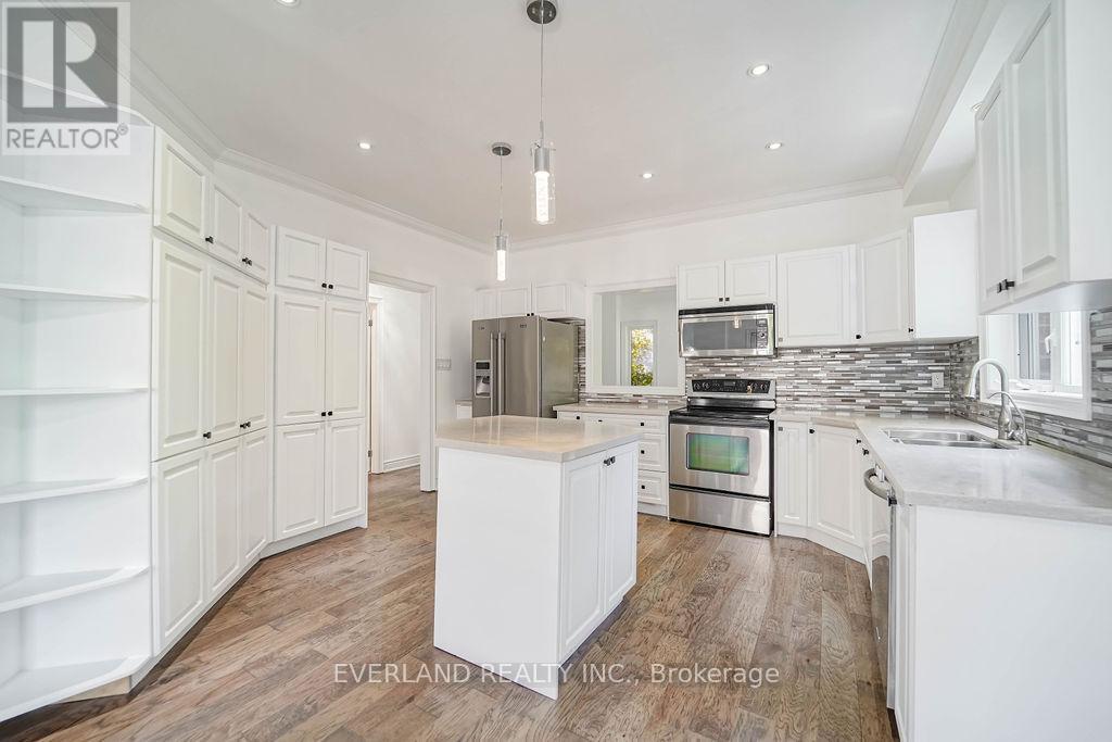 618 Foxcroft Boulevard, Newmarket, ON - Indoor Photo Showing Kitchen With Double Sink With Upgraded Kitchen