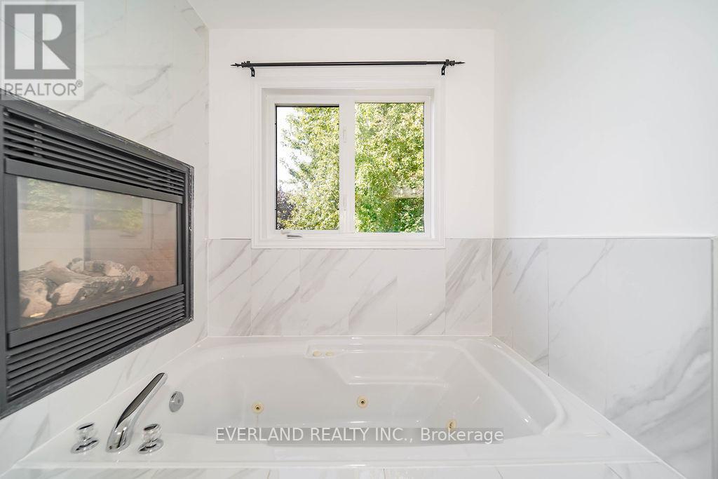 618 Foxcroft Boulevard, Newmarket, ON - Indoor With Fireplace