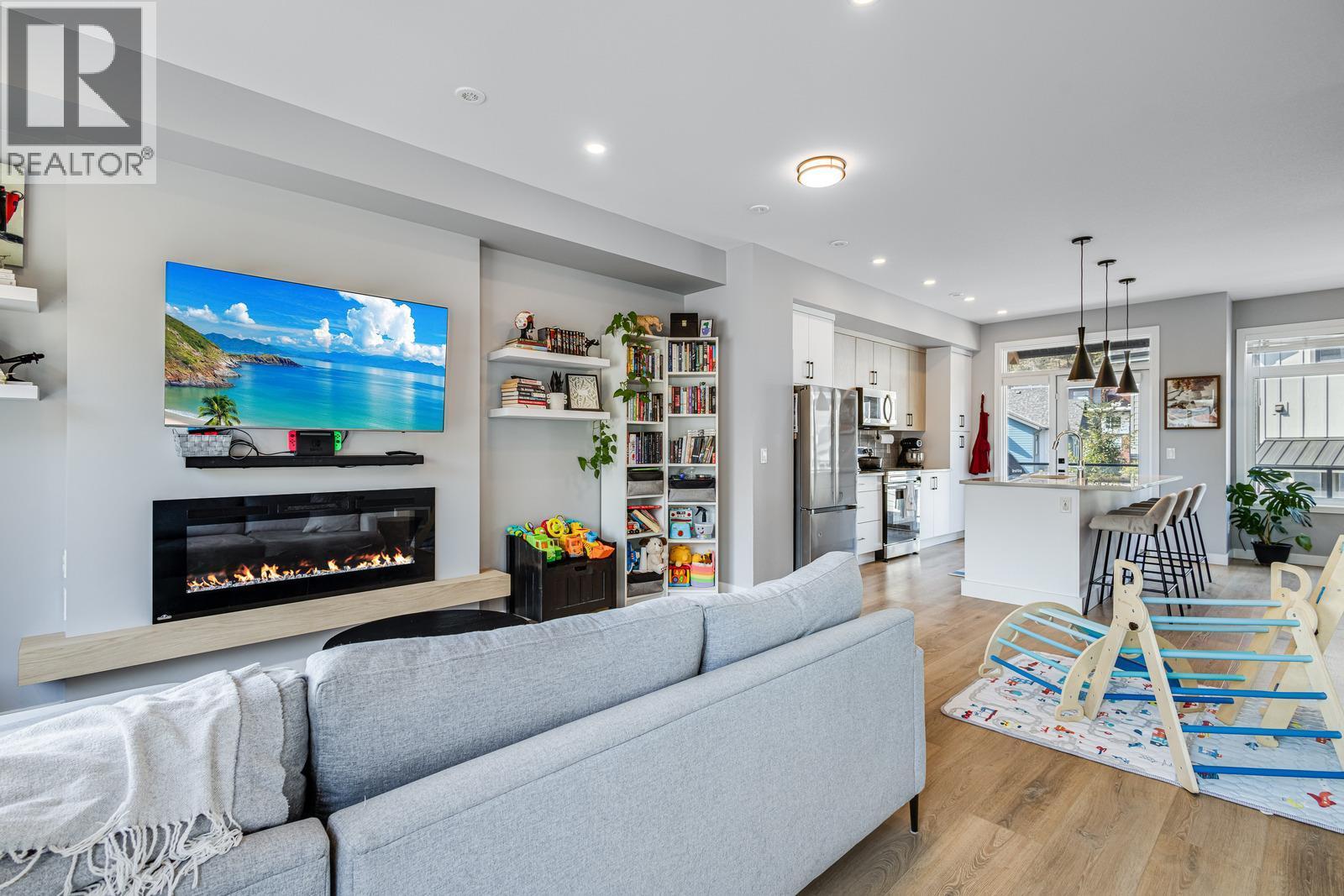 1435 Cara Glen Court Unit# 101, Kelowna, BC - Indoor Photo Showing Living Room With Fireplace