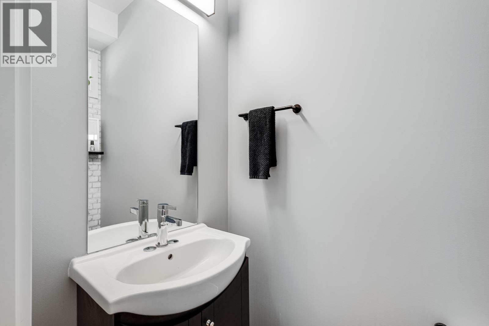 1435 Cara Glen Court Unit# 101, Kelowna, BC - Indoor Photo Showing Bathroom