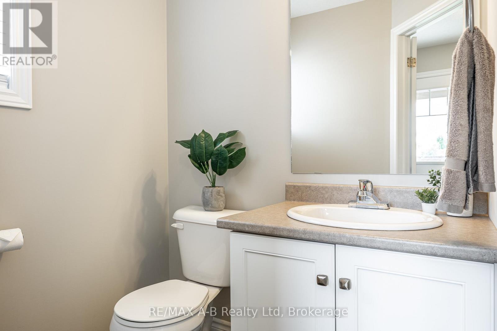 Main floor 2 piece bathroom - 500 Forman Avenue, Stratford, ON - Indoor Photo Showing Bathroom