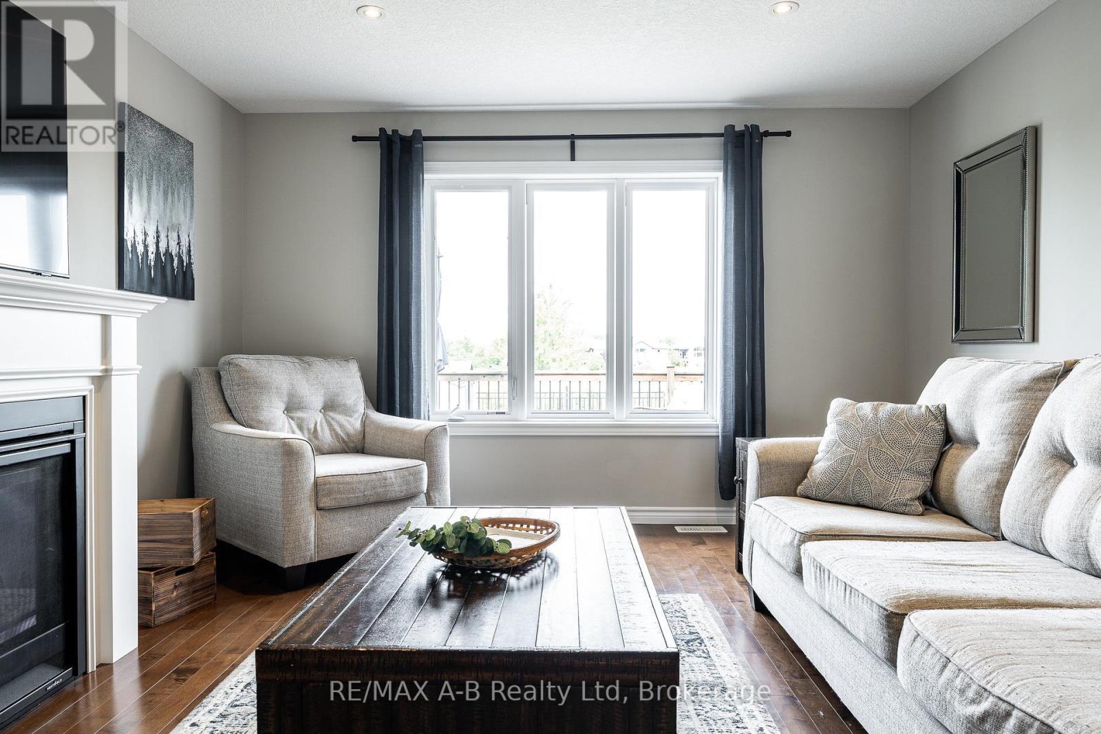 500 Forman Avenue, Stratford, ON - Indoor Photo Showing Living Room With Fireplace