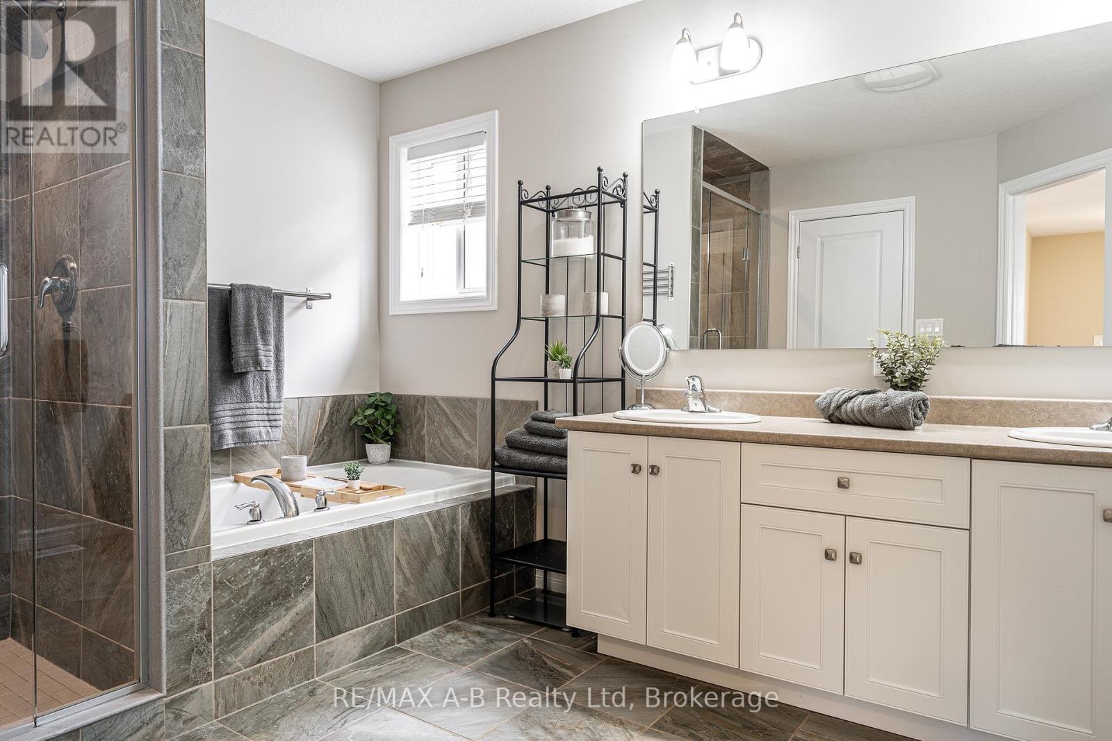 Five Piece Upper Bath - 500 Forman Avenue, Stratford, ON - Indoor Photo Showing Bathroom