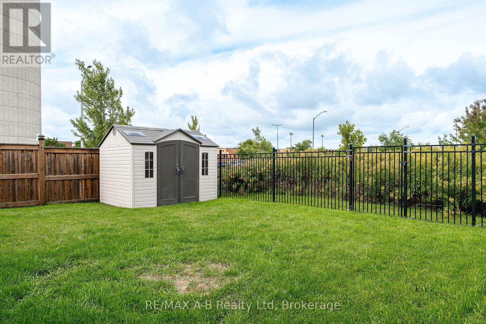 Fully fenced yard with shed - 500 Forman Avenue, Stratford, ON - Outdoor