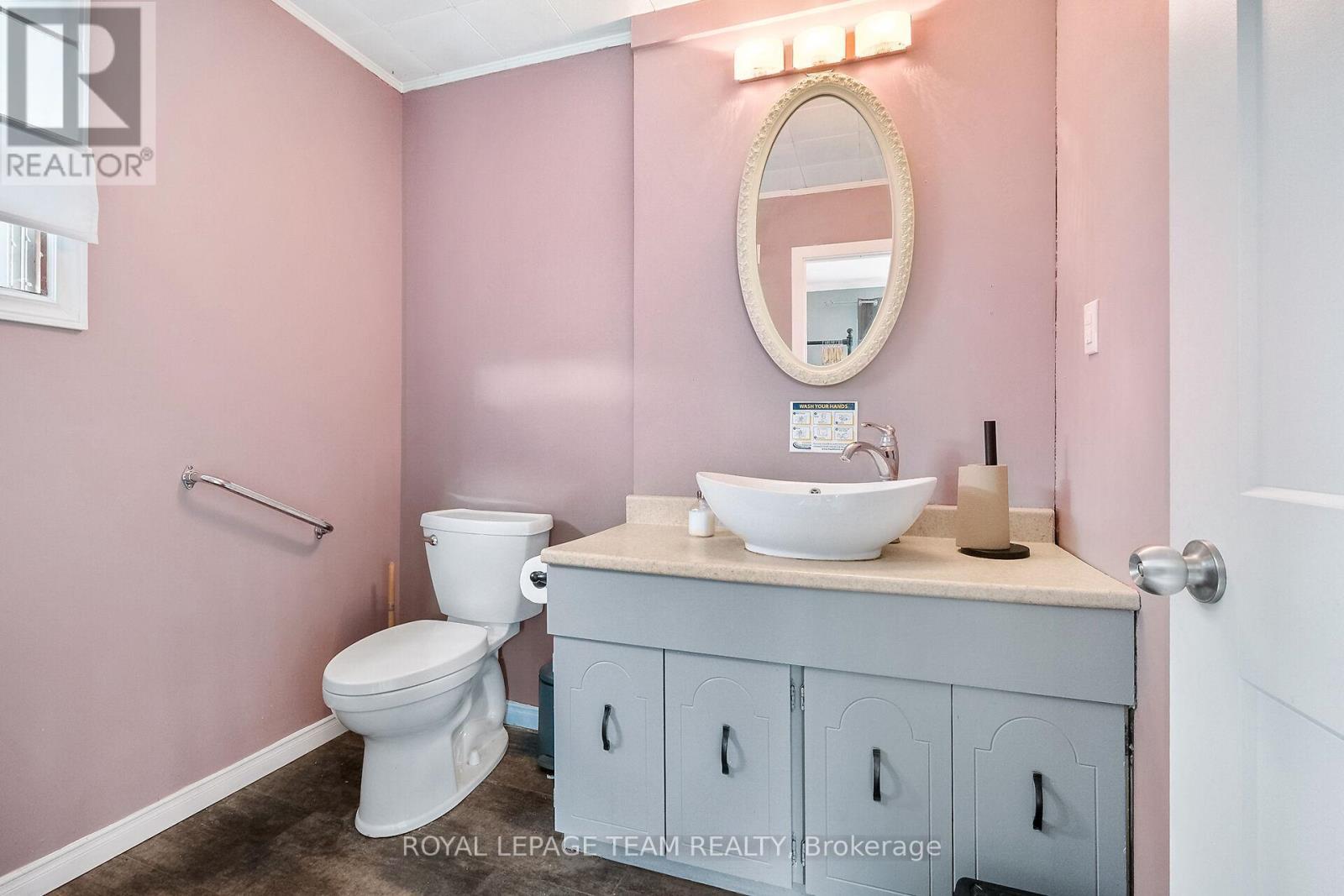 6 Spencer Street S, Edwardsburgh/Cardinal, ON - Indoor Photo Showing Bathroom