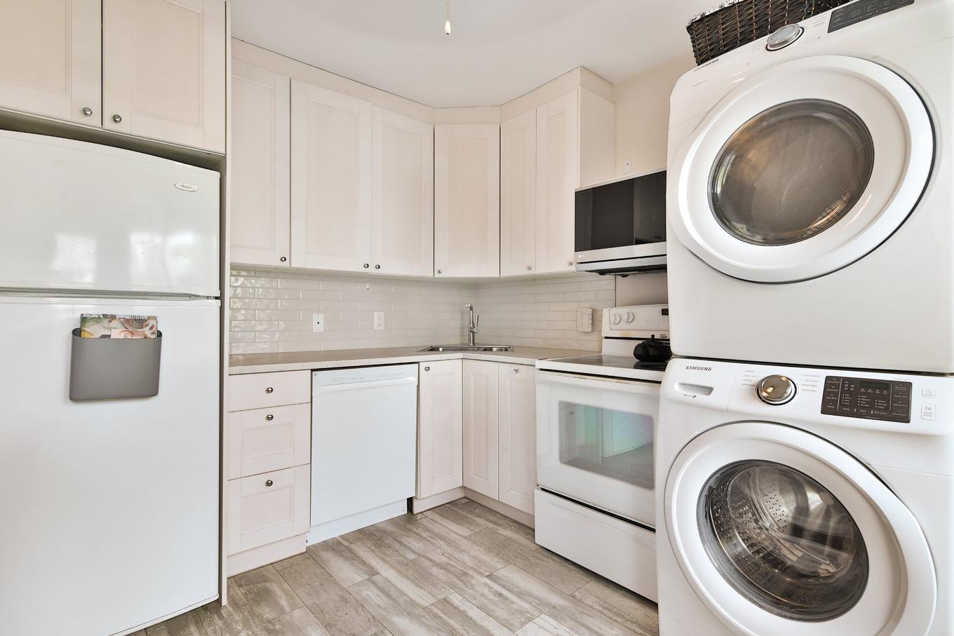Kitchen - 4413 Av. D'Orléans, Montréal (Rosemont/La Petite-Patrie), QC - Indoor Photo Showing Laundry Room