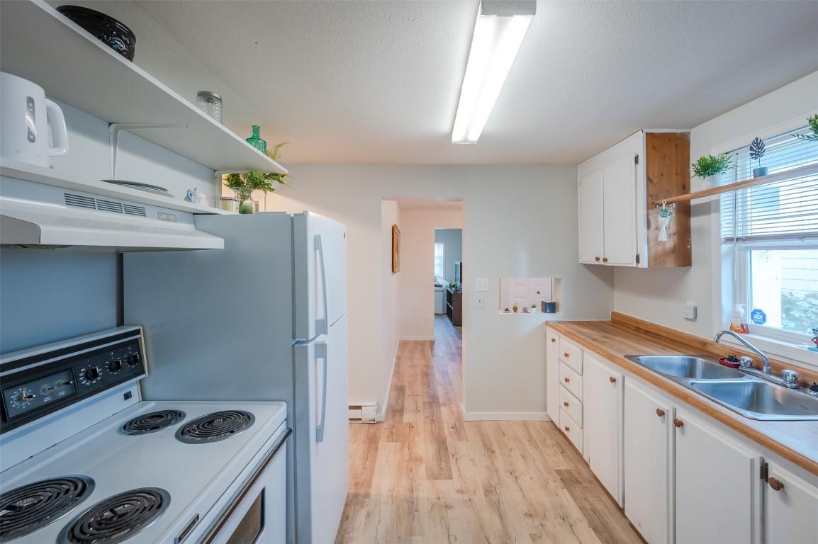 468 Wade Avenue, Penticton, BC - Indoor Photo Showing Kitchen With Double Sink