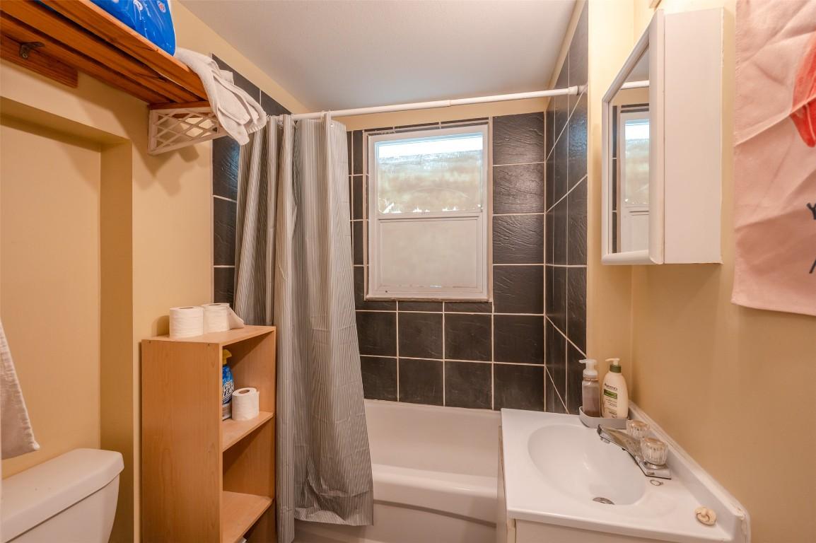 468 Wade Avenue, Penticton, BC - Indoor Photo Showing Bathroom