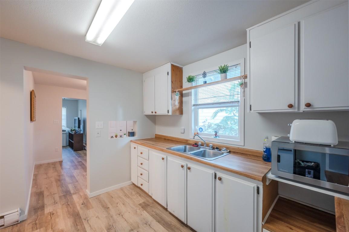 468 Wade Avenue, Penticton, BC - Indoor Photo Showing Kitchen With Double Sink