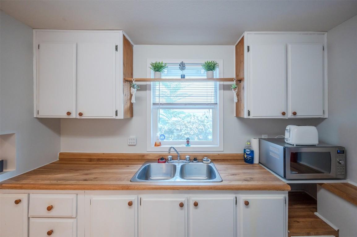 468 Wade Avenue, Penticton, BC - Indoor Photo Showing Kitchen With Double Sink