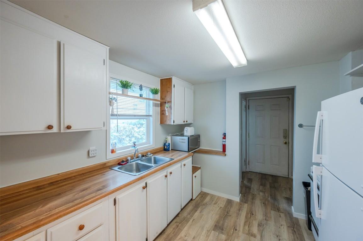 468 Wade Avenue, Penticton, BC - Indoor Photo Showing Kitchen With Double Sink