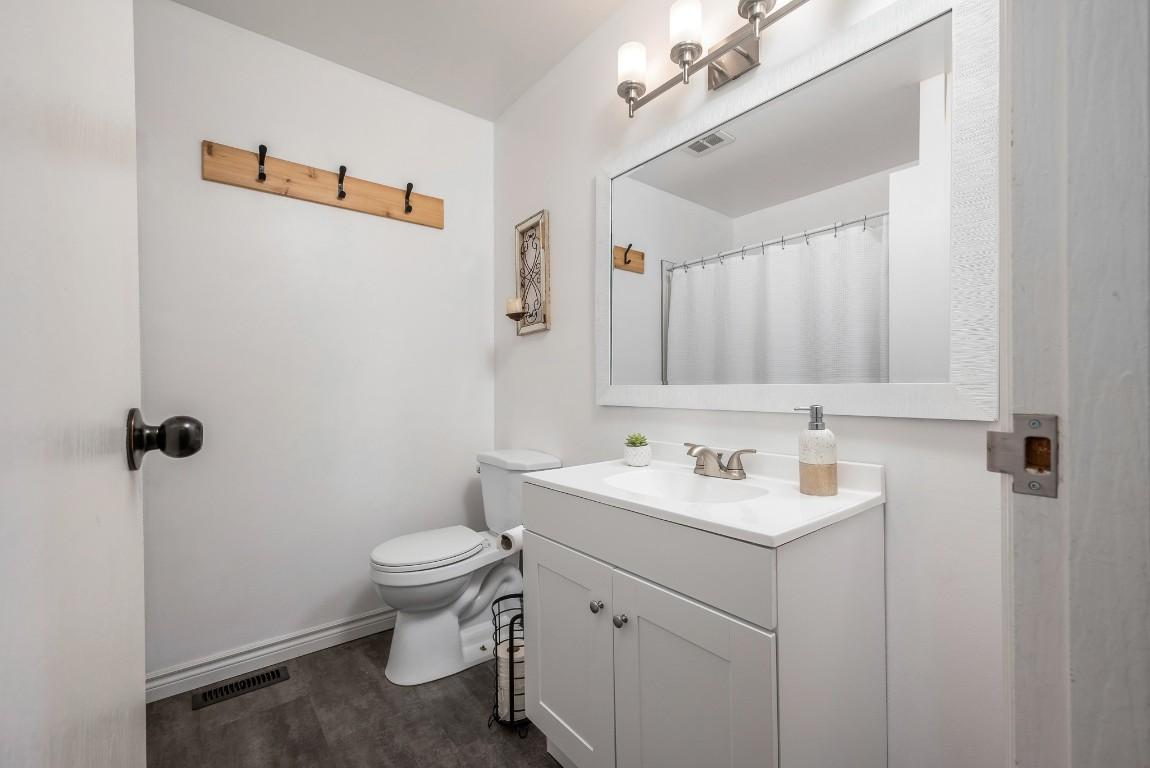2506 14 Street, Vernon, BC - Indoor Photo Showing Bathroom