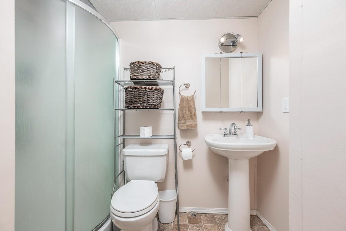 2506 14 Street, Vernon, BC - Indoor Photo Showing Bathroom