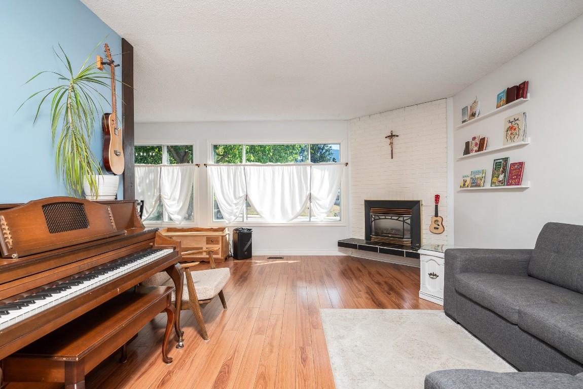 2506 14 Street, Vernon, BC - Indoor Photo Showing Living Room With Fireplace