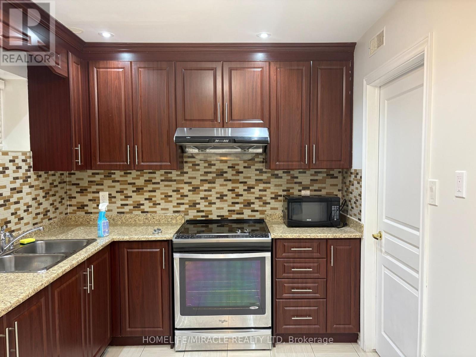 93 Thornbush Boulevard, Brampton, ON - Indoor Photo Showing Kitchen With Double Sink With Upgraded Kitchen