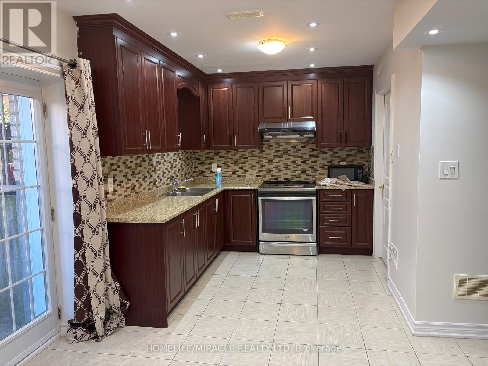93 Thornbush Boulevard, Brampton, ON - Indoor Photo Showing Kitchen With Upgraded Kitchen
