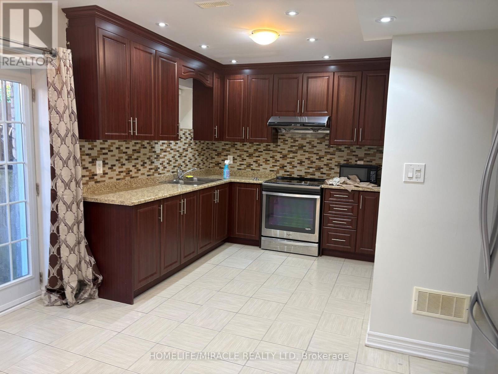 93 Thornbush Boulevard, Brampton, ON - Indoor Photo Showing Kitchen With Double Sink With Upgraded Kitchen