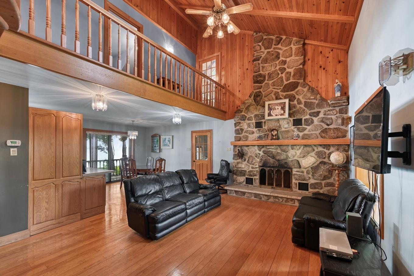 Living room - 578 Av. Missisquoi, Venise-En-Québec, QC - Indoor With Fireplace