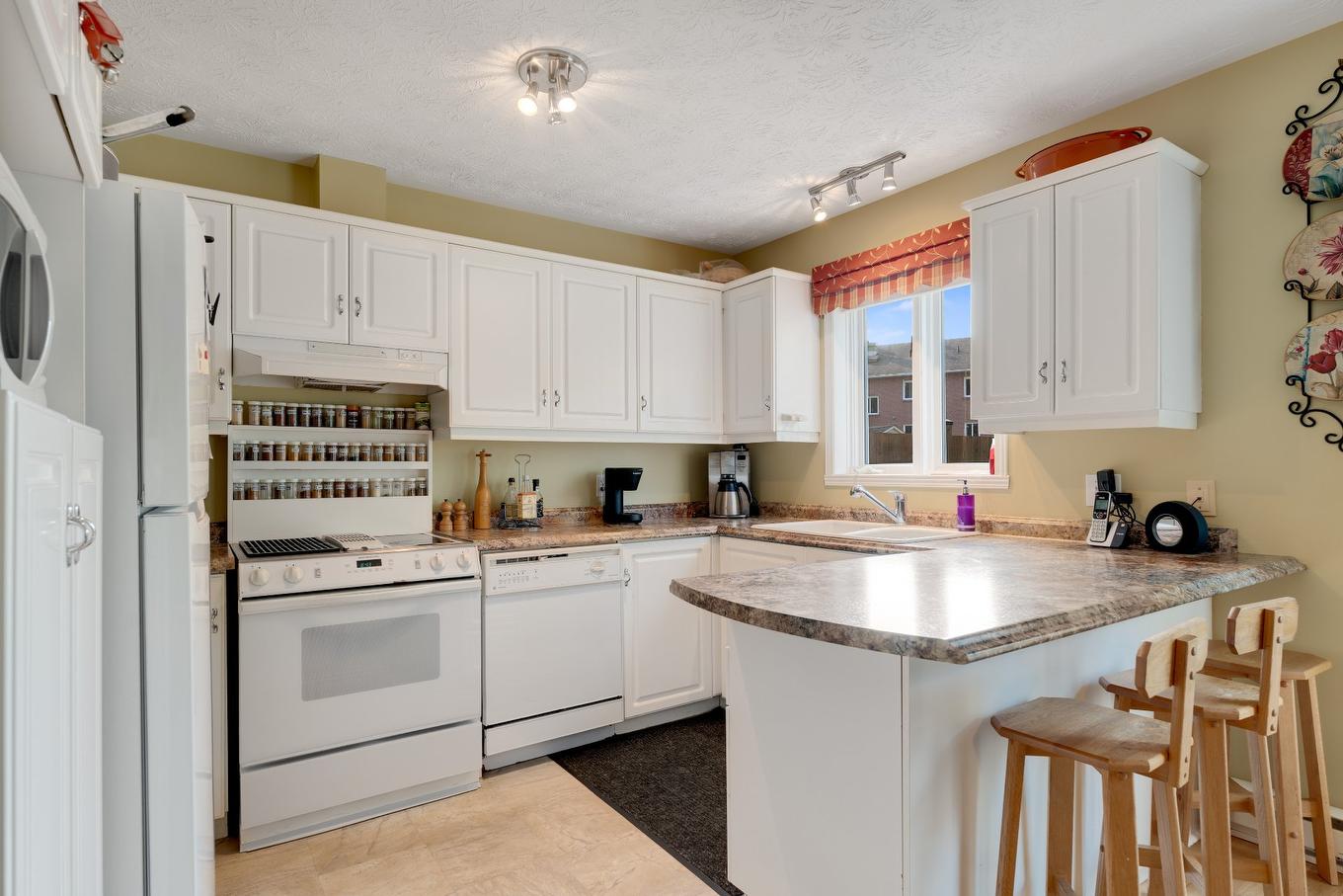 Kitchen - 1107 Rue Paul-Desruisseaux, Sherbrooke (Les Nations), QC - Indoor Photo Showing Kitchen