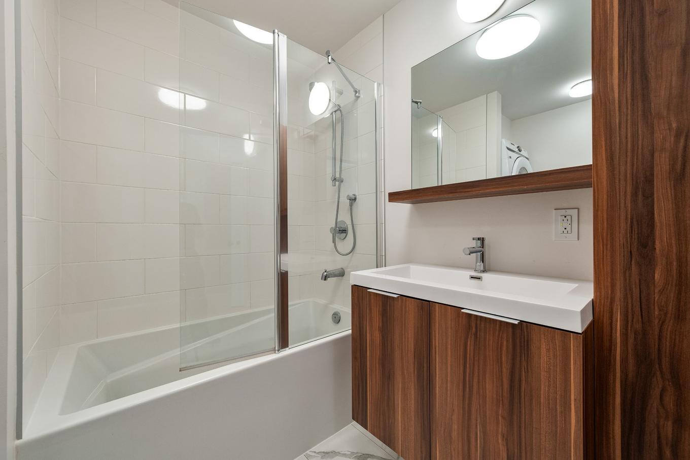 Bathroom - 202-3630 Rue Ste-Catherine E., Montréal (Mercier/Hochelaga-Maisonneuve), QC - Indoor Photo Showing Bathroom