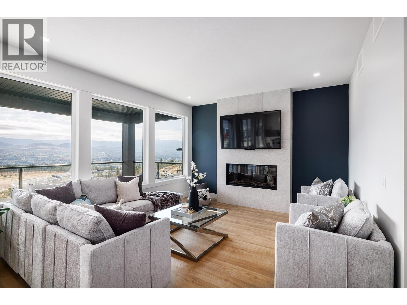 789 Carleton Street, Kelowna, BC - Indoor Photo Showing Living Room With Fireplace