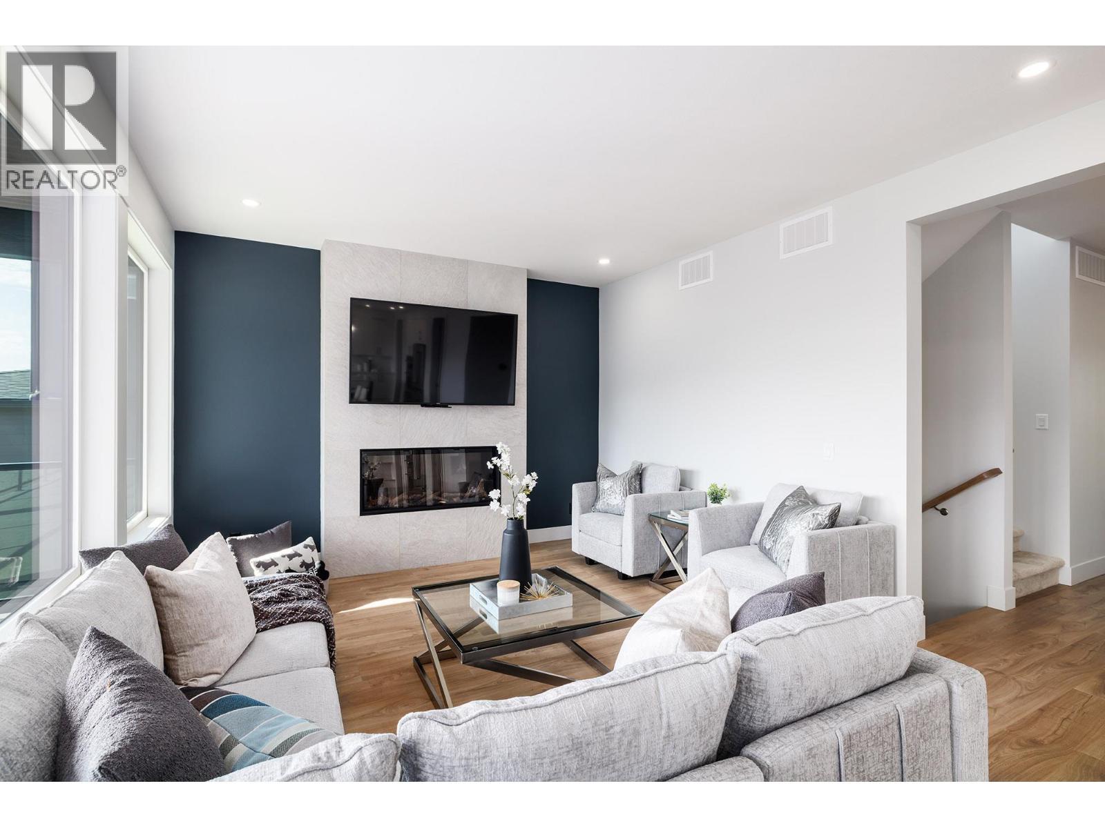 789 Carleton Street, Kelowna, BC - Indoor Photo Showing Living Room With Fireplace