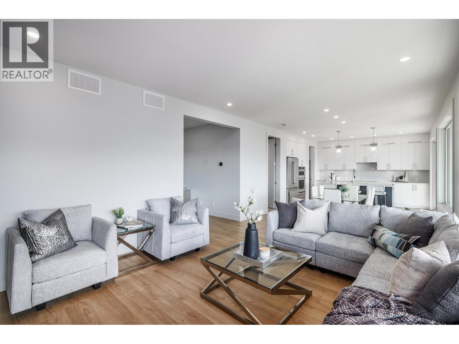 789 Carleton Street, Kelowna, BC - Indoor Photo Showing Living Room