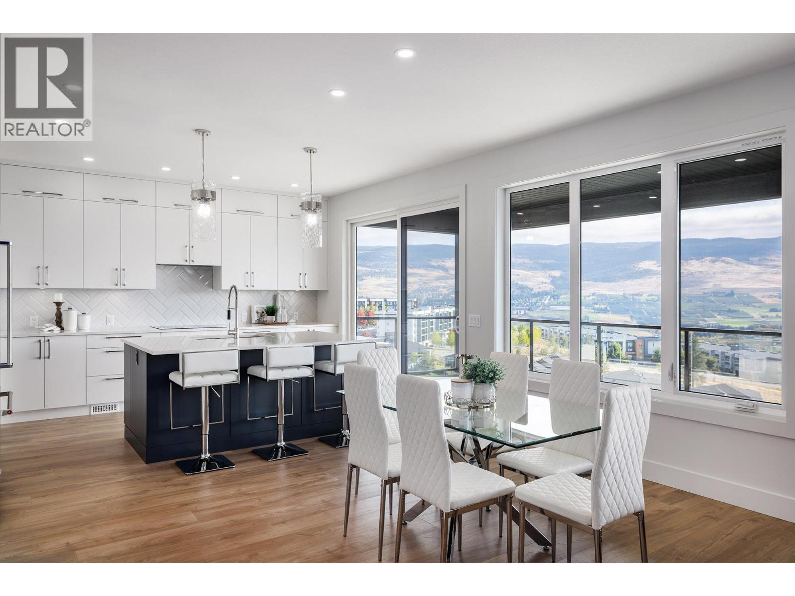 789 Carleton Street, Kelowna, BC - Indoor