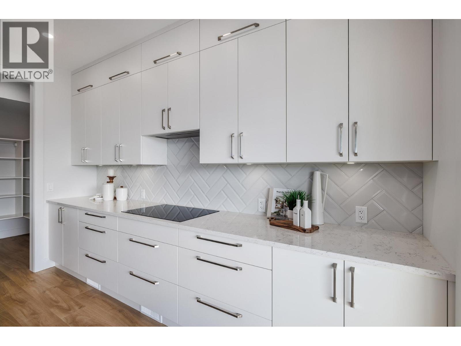 789 Carleton Street, Kelowna, BC - Indoor Photo Showing Kitchen With Upgraded Kitchen