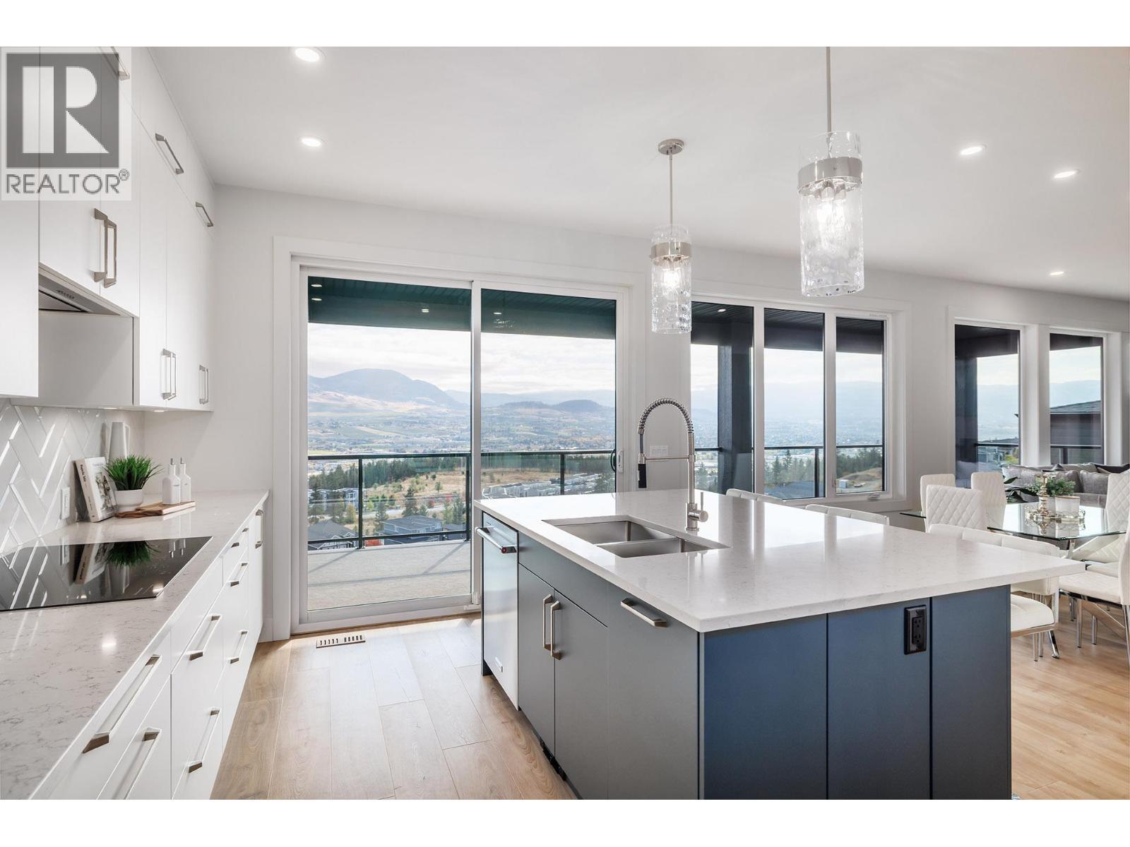 789 Carleton Street, Kelowna, BC - Indoor Photo Showing Kitchen With Double Sink With Upgraded Kitchen