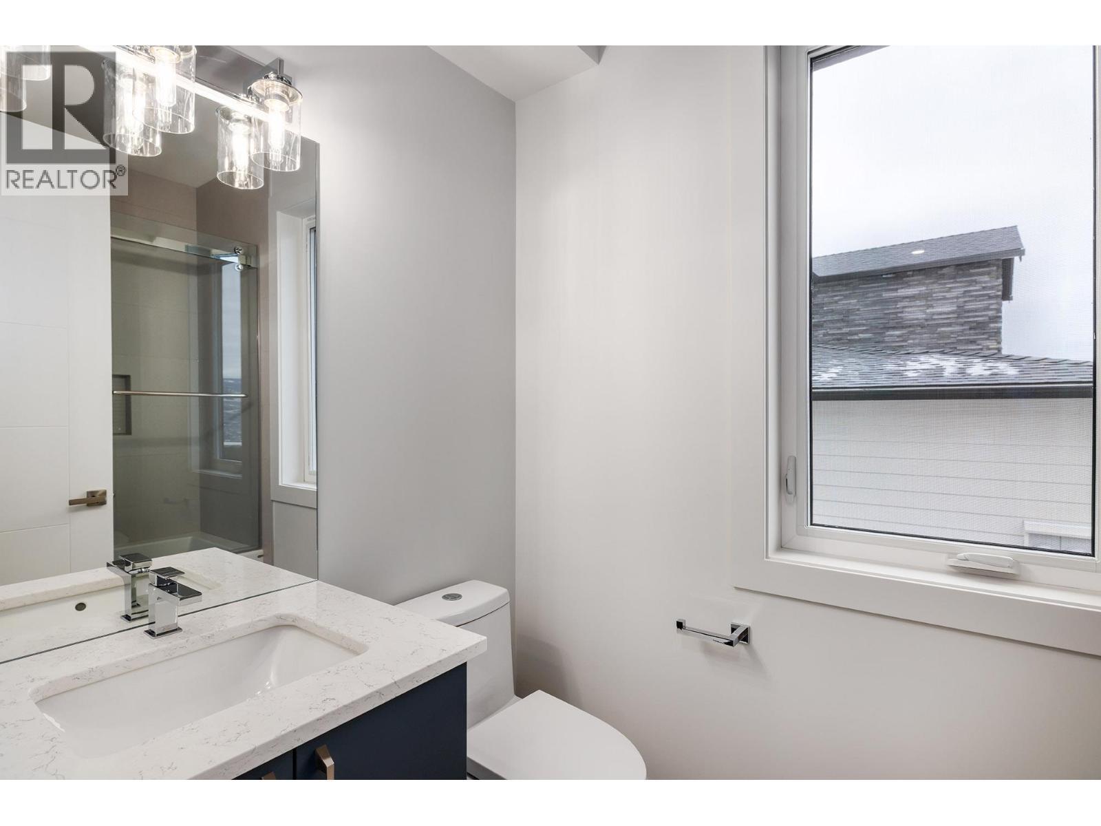 Main floor bathroom - 789 Carleton Street, Kelowna, BC - Indoor Photo Showing Bathroom