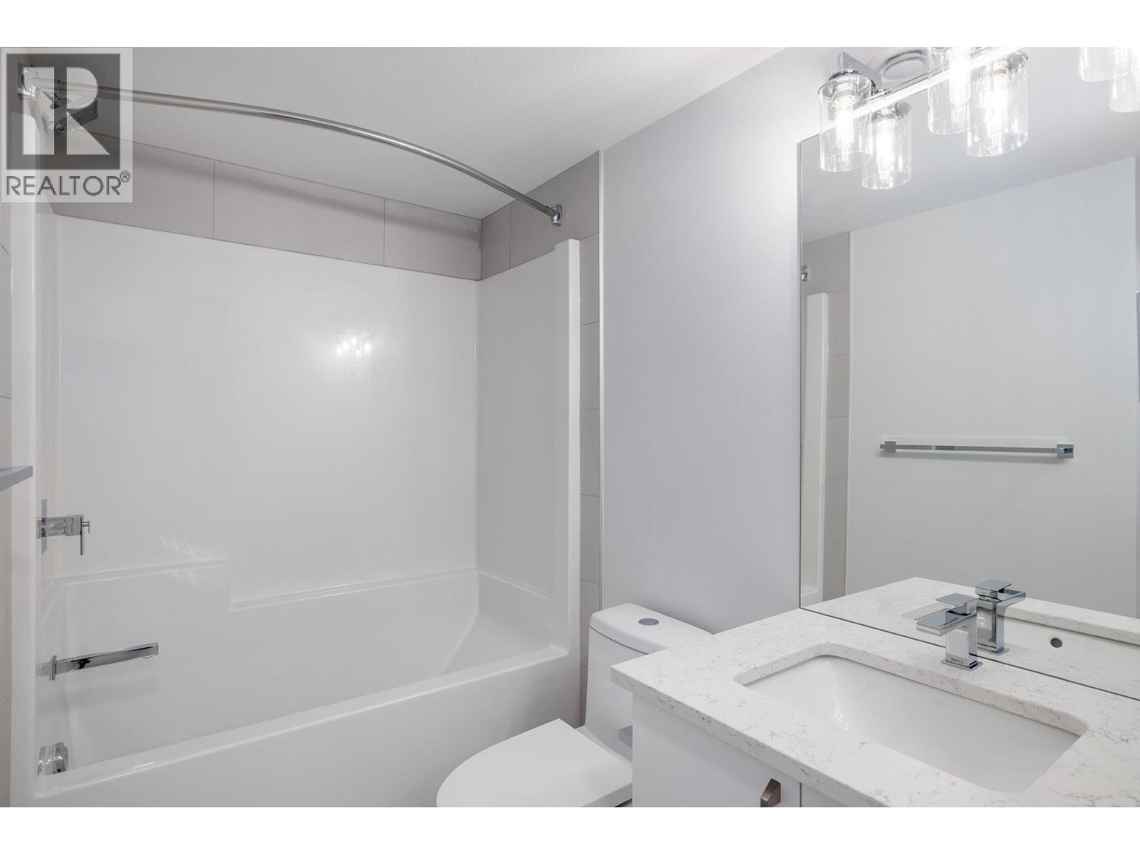 Suite bathroom - 789 Carleton Street, Kelowna, BC - Indoor Photo Showing Bathroom