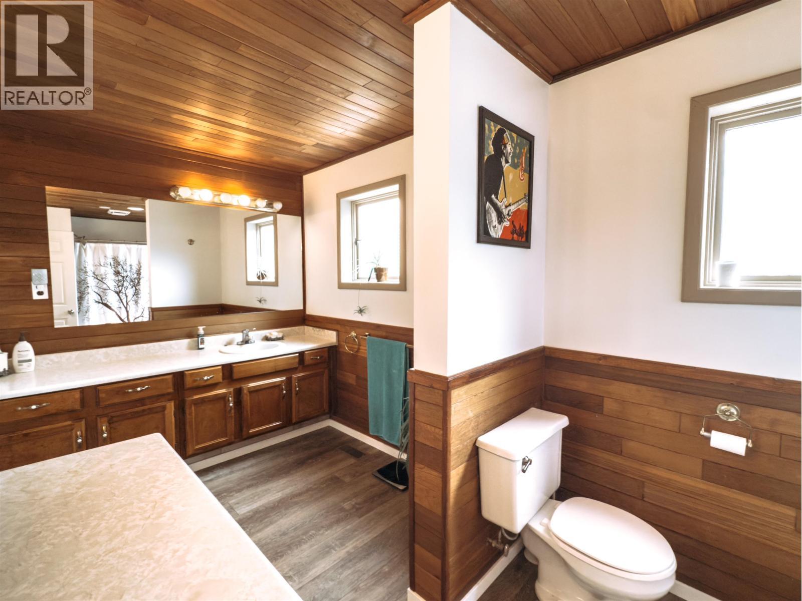 6497 Grey Crescent, Horse Lake, BC - Indoor Photo Showing Bathroom