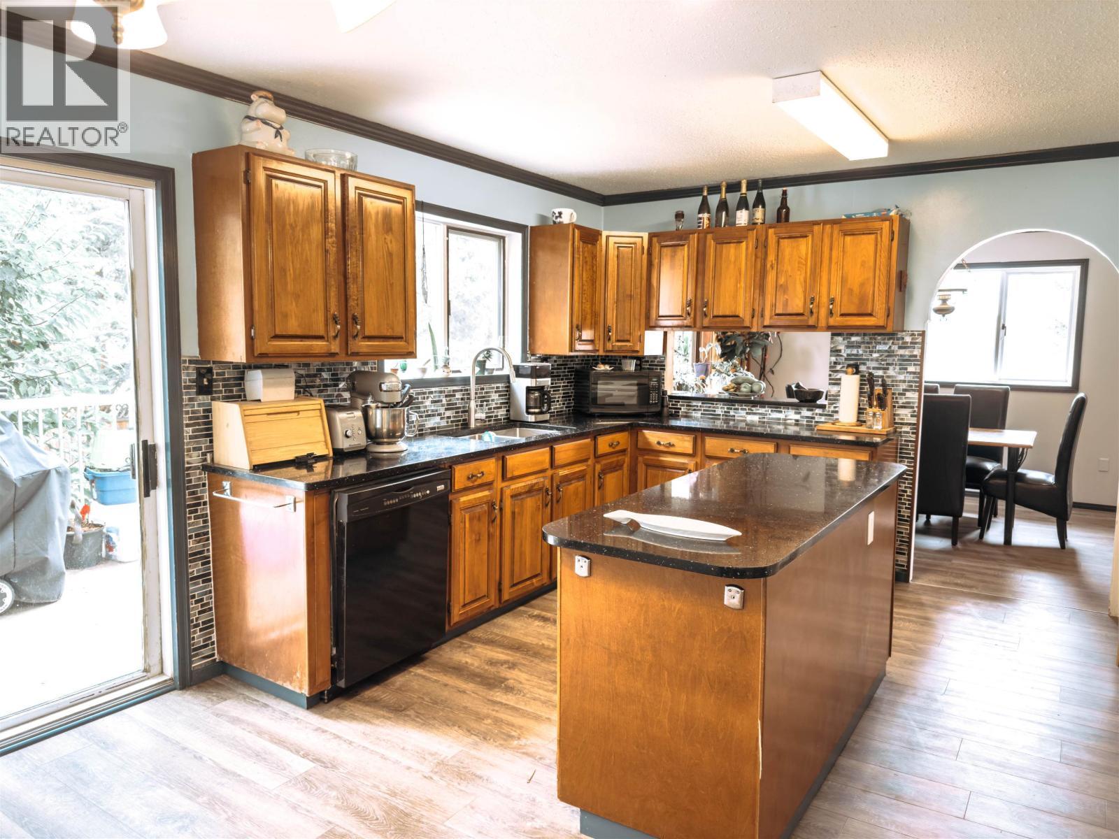 6497 Grey Crescent, Horse Lake, BC - Indoor Photo Showing Kitchen