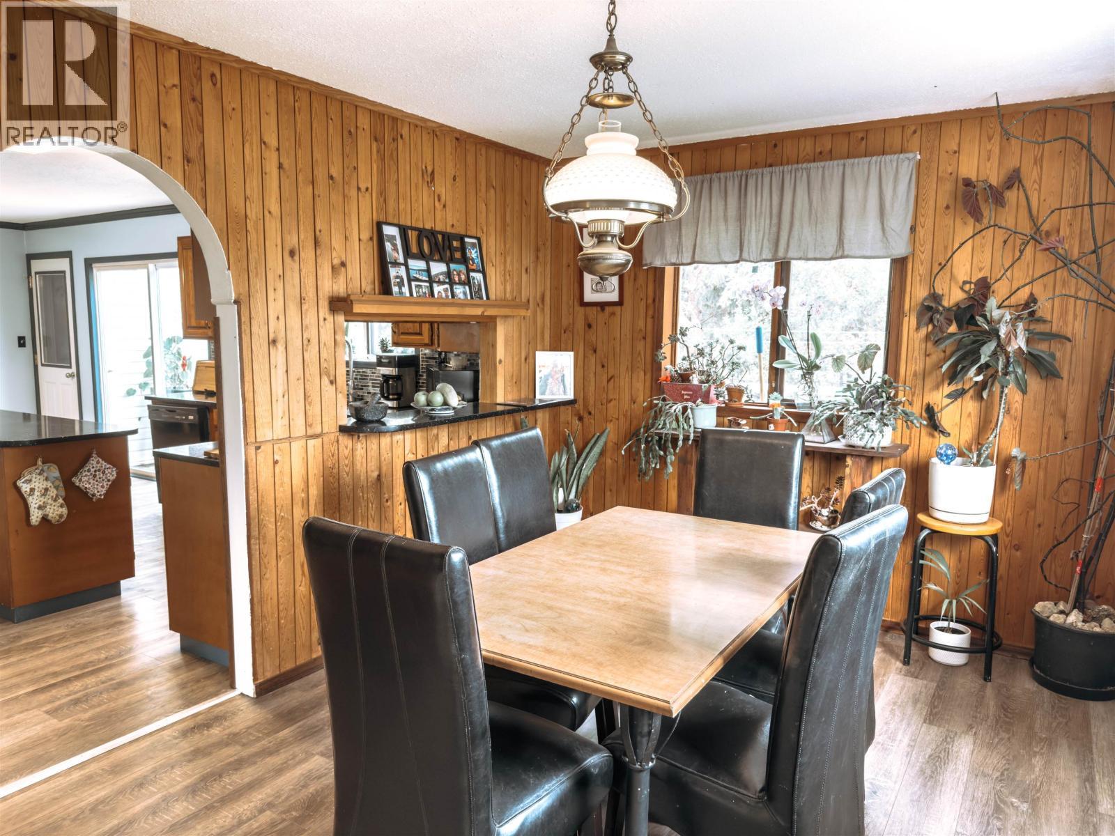 6497 Grey Crescent, Horse Lake, BC - Indoor Photo Showing Dining Room