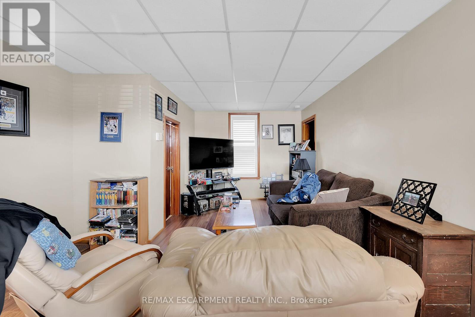 526 Steele Street, Port Colborne, ON - Indoor Photo Showing Living Room