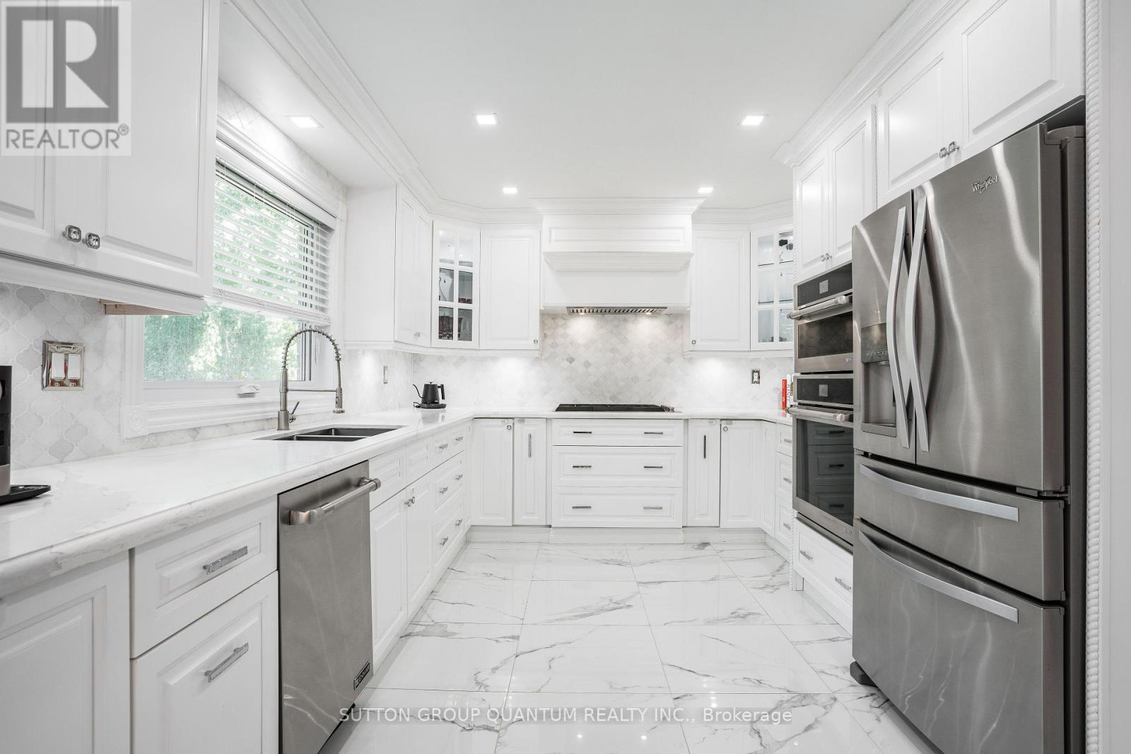 1451 Indian Road, Mississauga, ON - Indoor Photo Showing Kitchen With Double Sink With Upgraded Kitchen