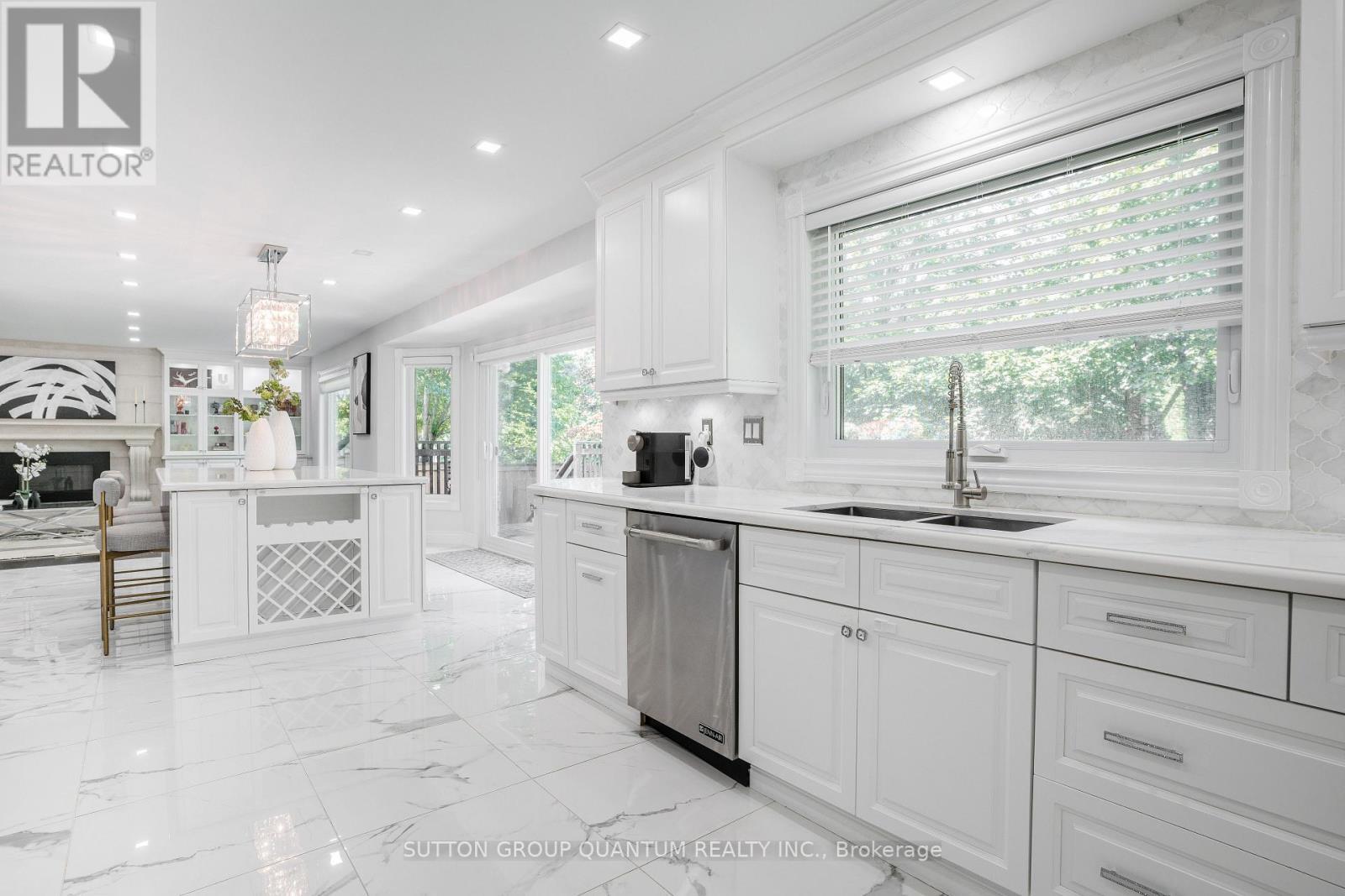 1451 Indian Road, Mississauga, ON - Indoor Photo Showing Kitchen With Double Sink With Upgraded Kitchen