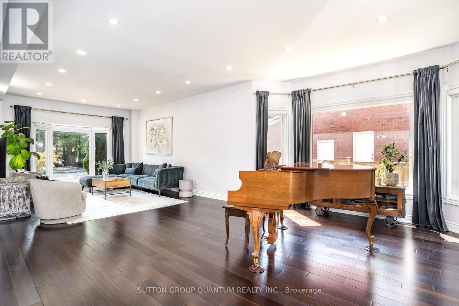 1451 Indian Road, Mississauga, ON - Indoor Photo Showing Living Room