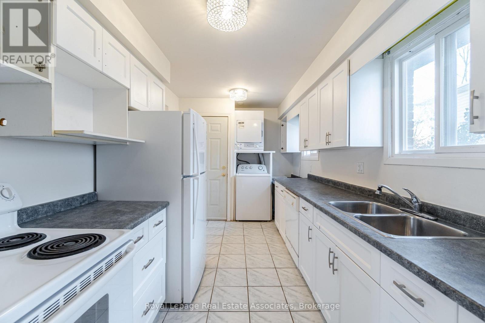 3301 Tallmast Crescent, Mississauga, ON - Indoor Photo Showing Kitchen With Double Sink