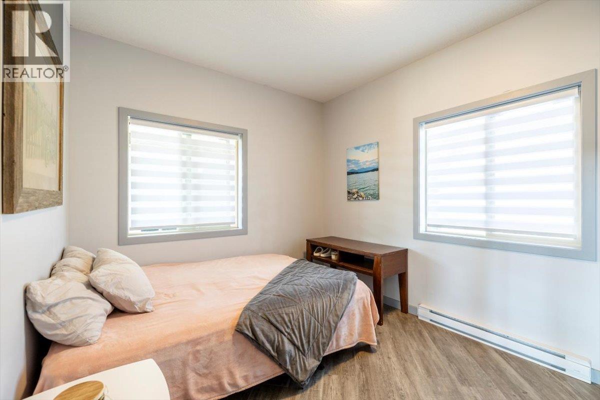 1705 Koocanusa Lake Drive, Lake Koocanusa, BC - Indoor Photo Showing Bedroom