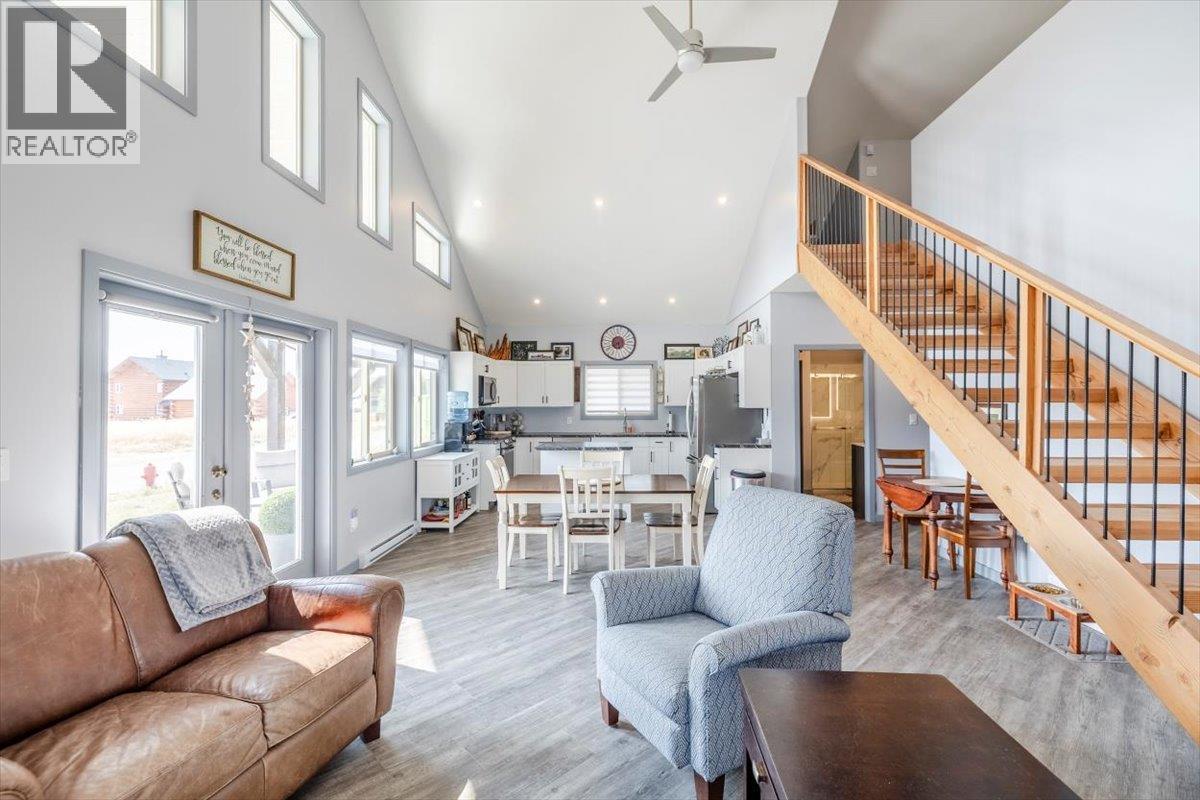 1705 Koocanusa Lake Drive, Lake Koocanusa, BC - Indoor Photo Showing Living Room