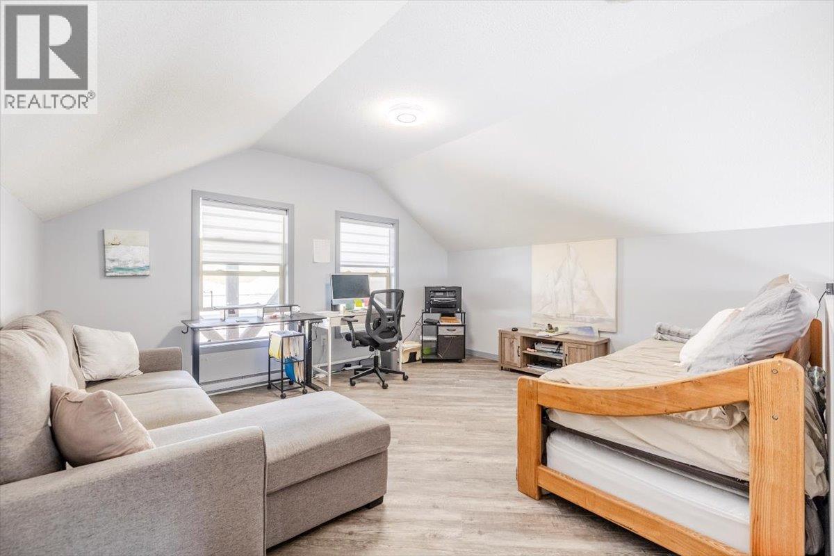 1705 Koocanusa Lake Drive, Lake Koocanusa, BC - Indoor Photo Showing Living Room