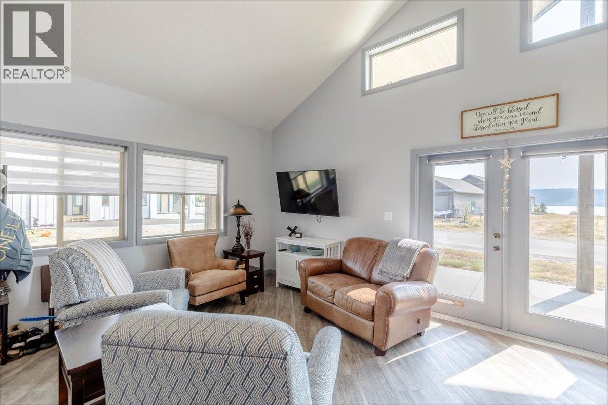 1705 Koocanusa Lake Drive, Lake Koocanusa, BC - Indoor Photo Showing Living Room