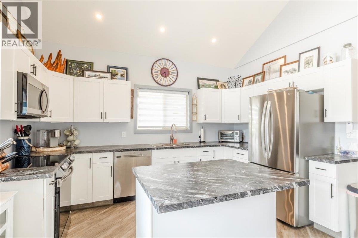 1705 Koocanusa Lake Drive, Lake Koocanusa, BC - Indoor Photo Showing Kitchen With Upgraded Kitchen