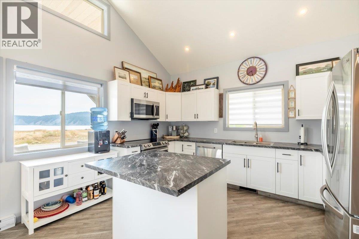 1705 Koocanusa Lake Drive, Lake Koocanusa, BC - Indoor Photo Showing Kitchen With Upgraded Kitchen