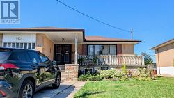 4 DERRYDOWN ROAD Toronto, ON M3J 1R1